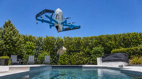 VIDEO: Dron de Amazon deja caer un paquete dentro de una piscina