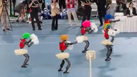 VIDEO: Robot humanoide 'se distrae' con porristas y pasa esto