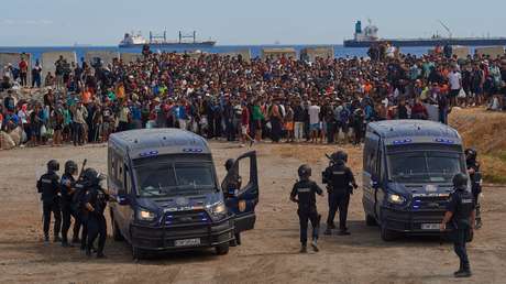 Policía interviene en Ceuta para evitar enfrentamientos entre locales e inmigrantes (VIDEOS)