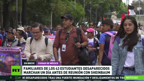 Familiares de los 43 estudiantes de Ayotzinapa marchan un día antes de reunirse con  Sheinbaum