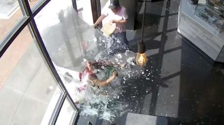 Aparatosa travesía de dos chicas en 'scooter' termina en lugar inesperado (VIDEO)