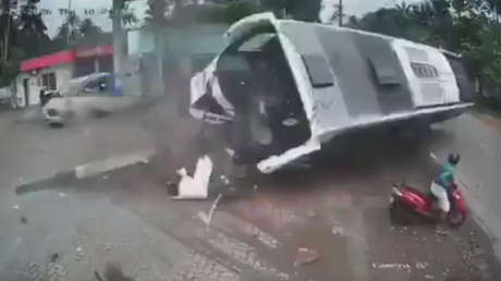 Hombre se salva por los pelos de ser aplastado por un autobús (VIDEO)