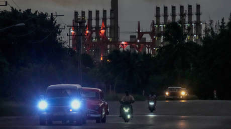 Una "oscilación en las líneas de transmisión" deja sin electricidad al oriente de Cuba