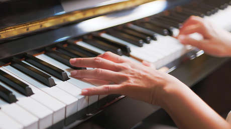 VIDEOS: Guardia de seguridad sorprende al sentarse ante un piano y demostrar su talento
