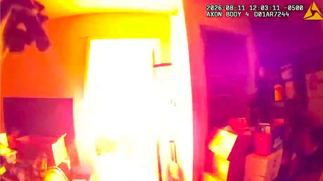 VIDEO: Recibe con un lanzallamas casero a los policías que llegaron para desalojarlo