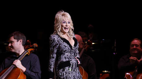 La CNN pide disculpas a la familia de Dolly Parton tras usar la foto de una imitadora