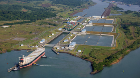 Un petrolero paga suma récord por cruzar el Canal de Panamá y esta es la razón