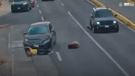 Peligrosa amabilidad: les cede el paso y son atropelladas por otro vehículo (VIDEO)