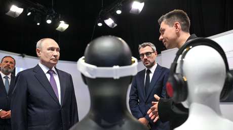 Exhíben a Putin un microdron con neuroacelerador: ¿para qué sirve?