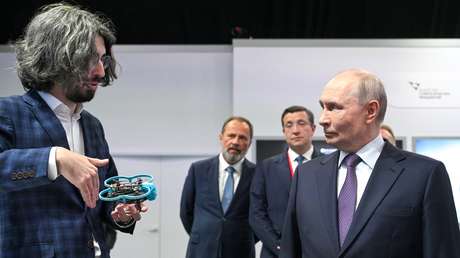 Exhíben a Putin un microdron con neuroacelerador: ¿para qué sirve?