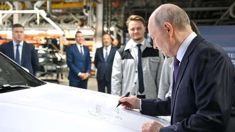 "Se maneja con un dedo": Putin prueba un nuevo coche ruso Volga (VIDEOS)