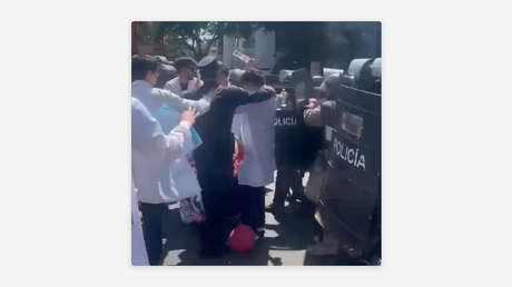 VIDEO: Policías intimidan a manifestantes durante huelga de médicos en Paraguay