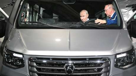 "Miran hacia el futuro": Putin elogia a los ingenieros automotrices durante visita a la planta GAZ