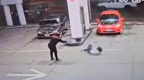VIDEO: Agente fuera de servicio balea a ladrones en su intento de robo en una gasolinera
