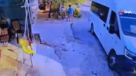 VIDEO FUERTE: Un padre atropella por error a su hijo de año y medio en Turquía