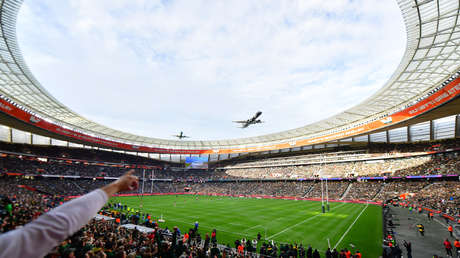 Aviones comerciales pasan a metros del techo de un estadio abarrotado (VIDEOS)