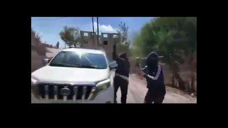 VIDEO: Israelíes enmascarados atacan en Cisjordania a una palestina y a los periodistas de NBC que la entrevistaron