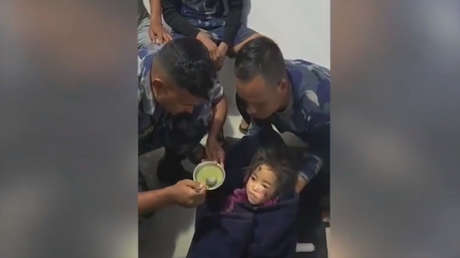 Rescatan con vida a una niña sepultada durante más de 60 horas tras inundaciones en Nepal