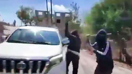 VIDEO: Israelíes enmascarados atacan en Cisjordania a una palestina y a los periodistas de NBC que la entrevistaron