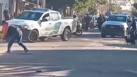 "¡Vean cómo corren!": Vecinos agreden con puño y piedra a la Policía en Argentina
