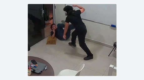 FUERTES IMÁGENES: Adolescente ataca con cuchillo a su profesor en plena clase en Brasil