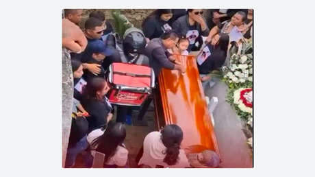 VIDEO: Repartidor lleva un pedido a un entierro y se roba el protagonismo