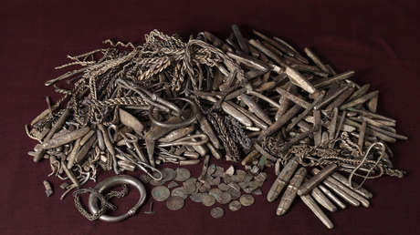 Descubren una "caja fuerte" vikinga repleta de plata y reliquias