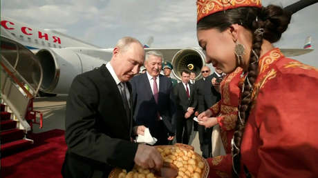 Alfombra roja, guardia de honor y danzas: así recibieron a Putin a su llegada a Kirguistán (VIDEO)