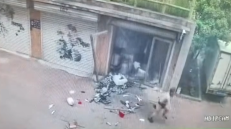 VIDEO: Increíble explosión deja a un hombre prácticamente desnudo en segundos
