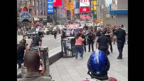 FUERTE VIDEO: Mujer apuñala a dos personas en Times Square y termina baleada por la Policía