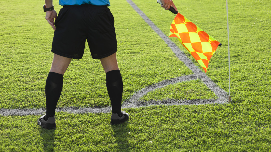 Futbolista agrede brutalmente a un juez de línea y lo deja tendido en el campo