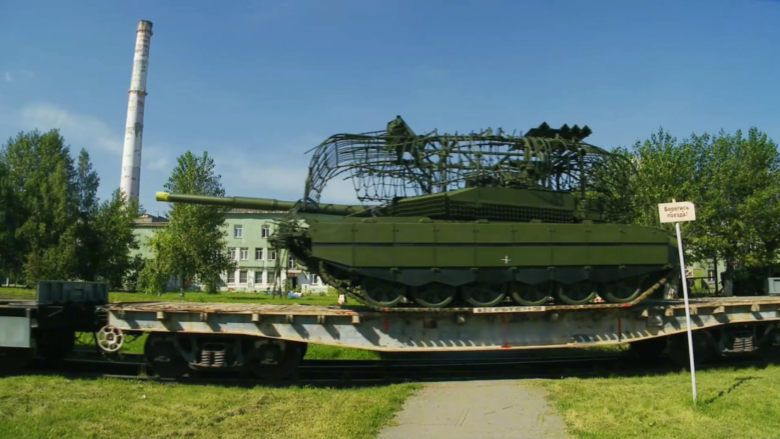 VIDEO: Ejército ruso recibe nuevo lote de tanques con protección antidrones mejorada