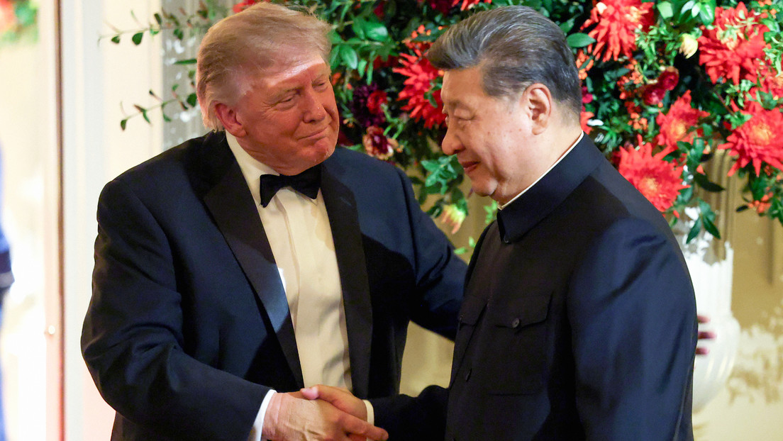 Llegó con su propio termo a la cena con Trump ¿Qué hay detrás?