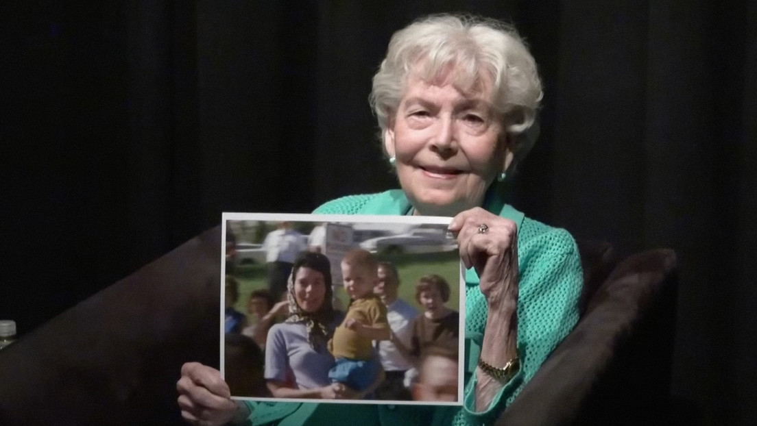 Hallan a la misteriosa mujer del video del asesinato de JFK 62 años después (FOTOS)