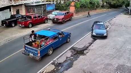 VIDEO: Un peatón se salva milagrosamente de ser atropellado al cruzar la carretera