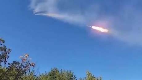 VIDEO: Artilleros rusos reducen a escombros una zona fortificada de las fuerzas enemigas