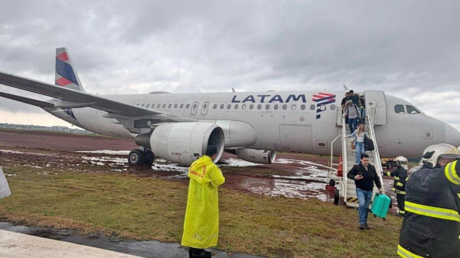 VIDEO: Avión de pasajeros se sale de la pista durante un aterrizaje en medio de la lluvia en Brasil