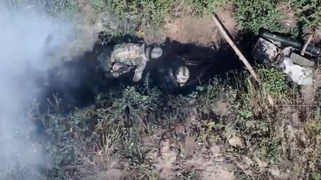 VIDEO: Dos combatientes rusos explotan con mina antitanque un búnker camuflado enemigo