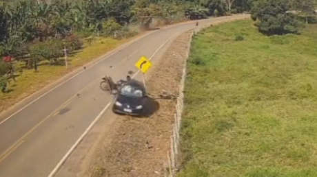 FUERTE VIDEO: Auto colisiona de frente con una moto a gran velocidad