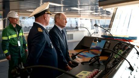 VIDEO: Putin inspecciona un buque cisterna de gas capaz de navegar por hielo de más de dos metros de espesor