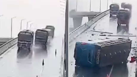 BRUTAL maniobra a toda velocidad deja un autobús volcado en un puente (VIDEO)