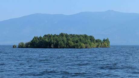 Una enigmática isla flotante aparece en un lago y luego desaparece