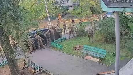 VIDEO: Momento en que fuerzas especiales de Zelenski se matan a tiros entre sí en plena calle