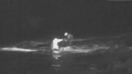 El momento en que policías se lanzan a oscuras al mar para atrapar a un pedófilo (VIDEO)
