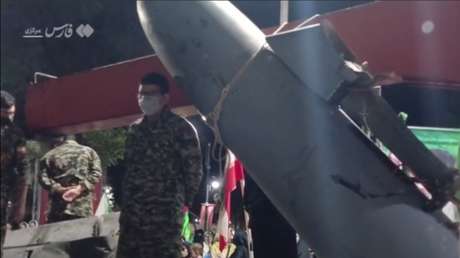 VIDEO: Irán muestra restos de un costoso dron de EE.UU. "bajo los pies" de sus guerreros