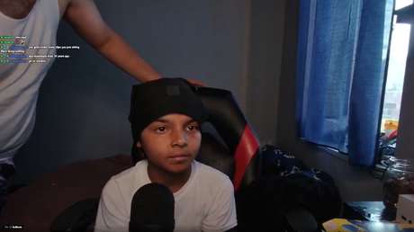 VIDEO INDIGNANTE: Niño es agredido violentamente durante una transmisión en vivo