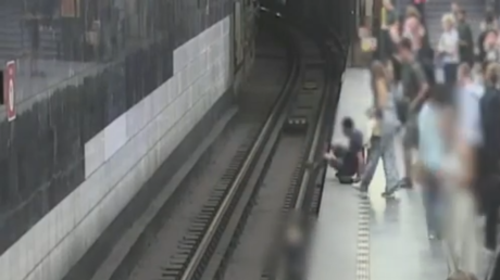 INQUIETANTE VIDEO: Héroe desconocido salva a un niño que había caído a las vías del metro