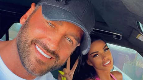 Modelo se divorcia de un 'criptomillonario' al descubrir que su fortuna en realidad era de 3 dólares