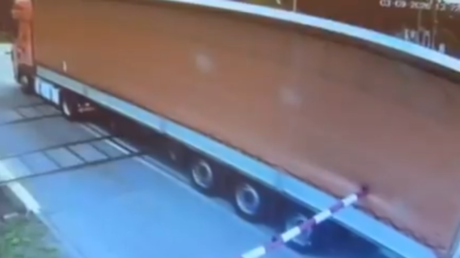 BRUTAL VIDEO: Tren embiste a un camión parado sobre las vías