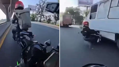 Entre la vida y la muerte: choque entre motos lanza a una mujer a centímetros de un camión que pasaba (VIDEO)